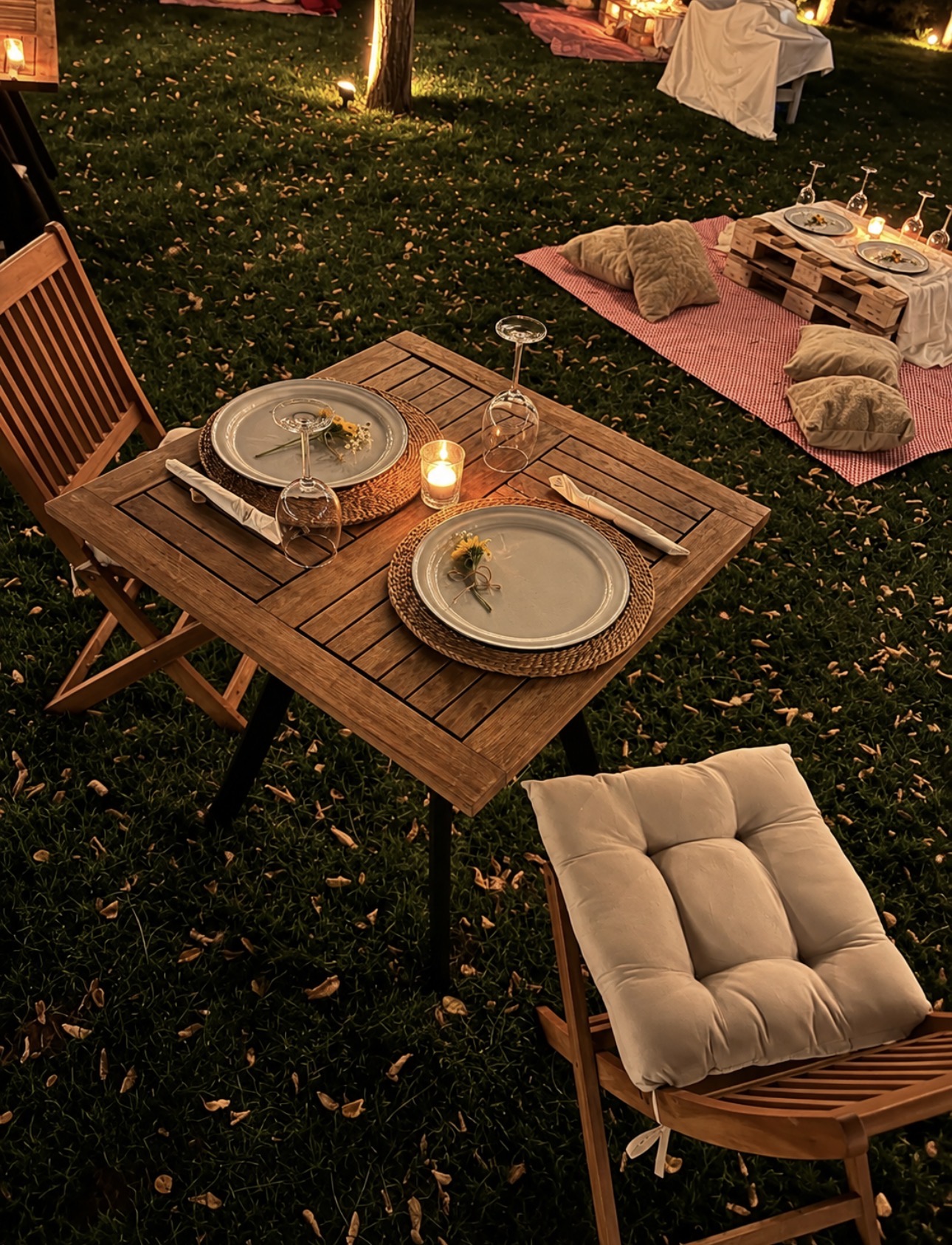 Mesa y montaje de picnic en el jardín